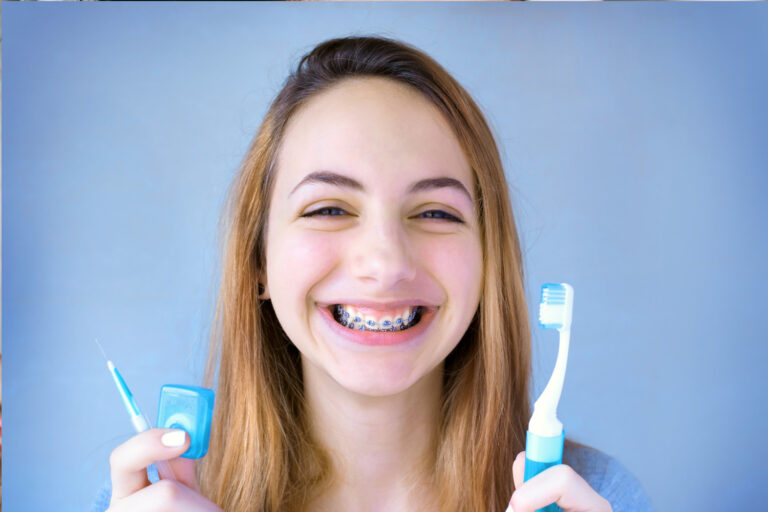 como cepillarse los dientes con brackets